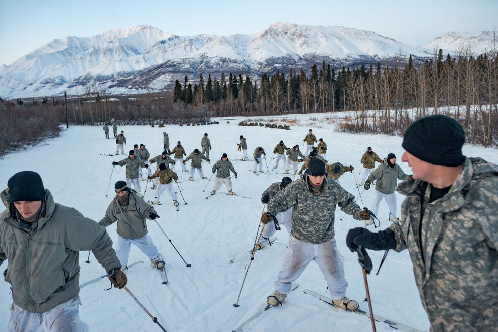 Amerikaanse militairen oefenen in het Northern Warfare Training Center in Alaska Hier leren ze allerlei vaardigheden van de beste manier van kleden tegen extreme kou tot sneeuwwandelen en langlaufen met medeneming van een geweer en een slee met negentig kilo bepakking