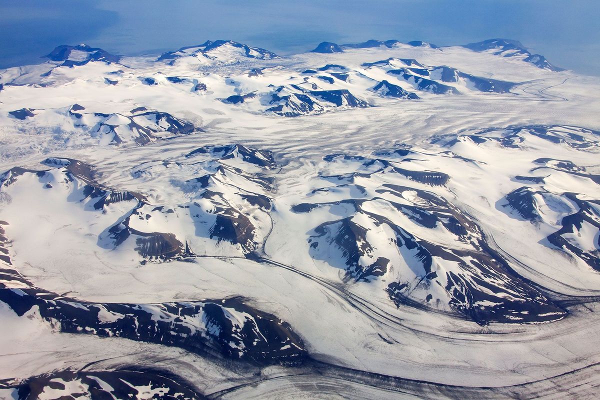 Deze luchtfoto toont een berglandschap met gletsjers in Noorwegen het pak sneeuw in dit soort gebieden zou microplastic kunnen bevatten