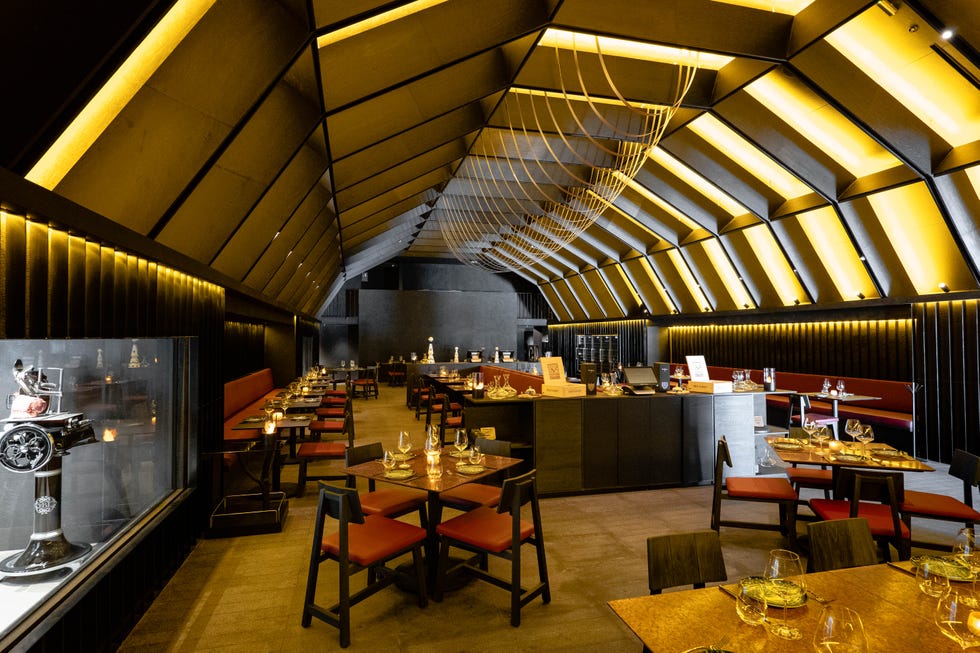 ein Restaurant mit Tischen und Stühlen