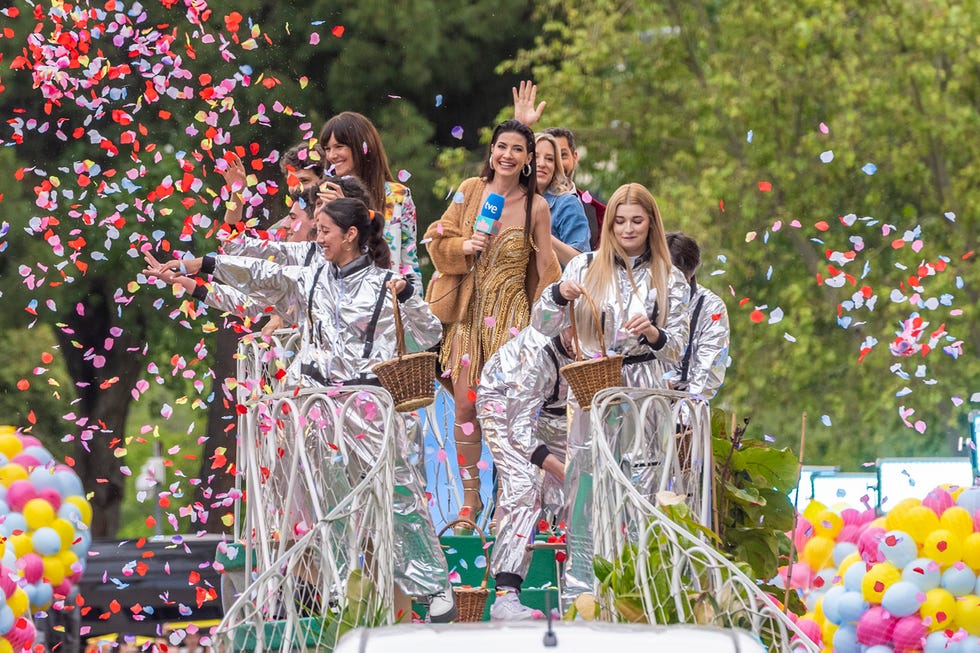 imagenes del desfile de la familia de la tele en su estreno