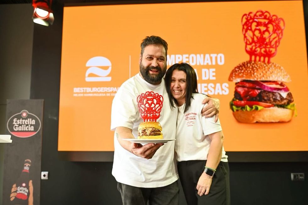 los ganadores de la mejor hamburguesa de españa 2024 en el best burger spain, del restaurante argentinos burger de a estrada, pontevedra