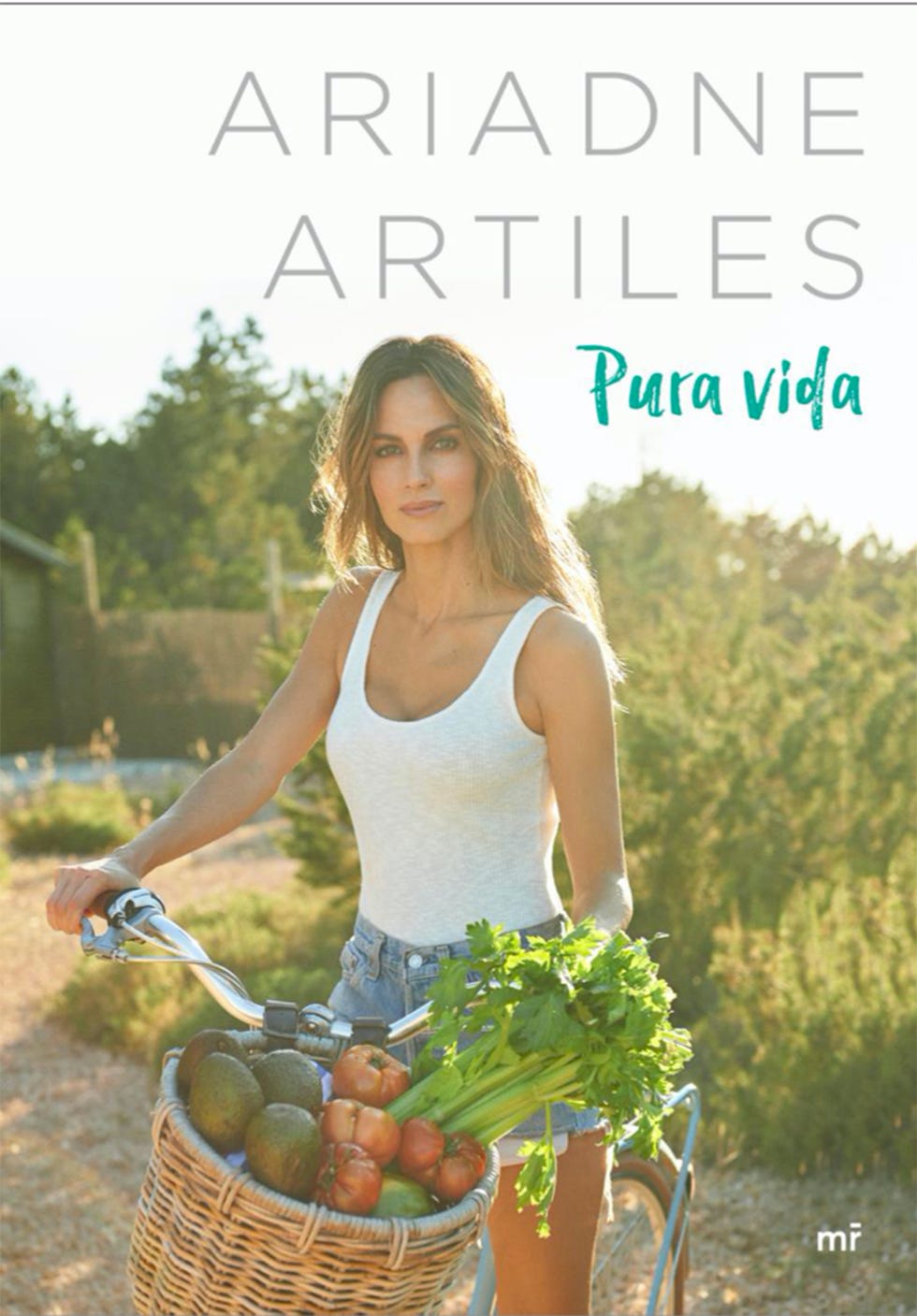 ariadne artiles aparece en la portada de su libro 'pura vida'