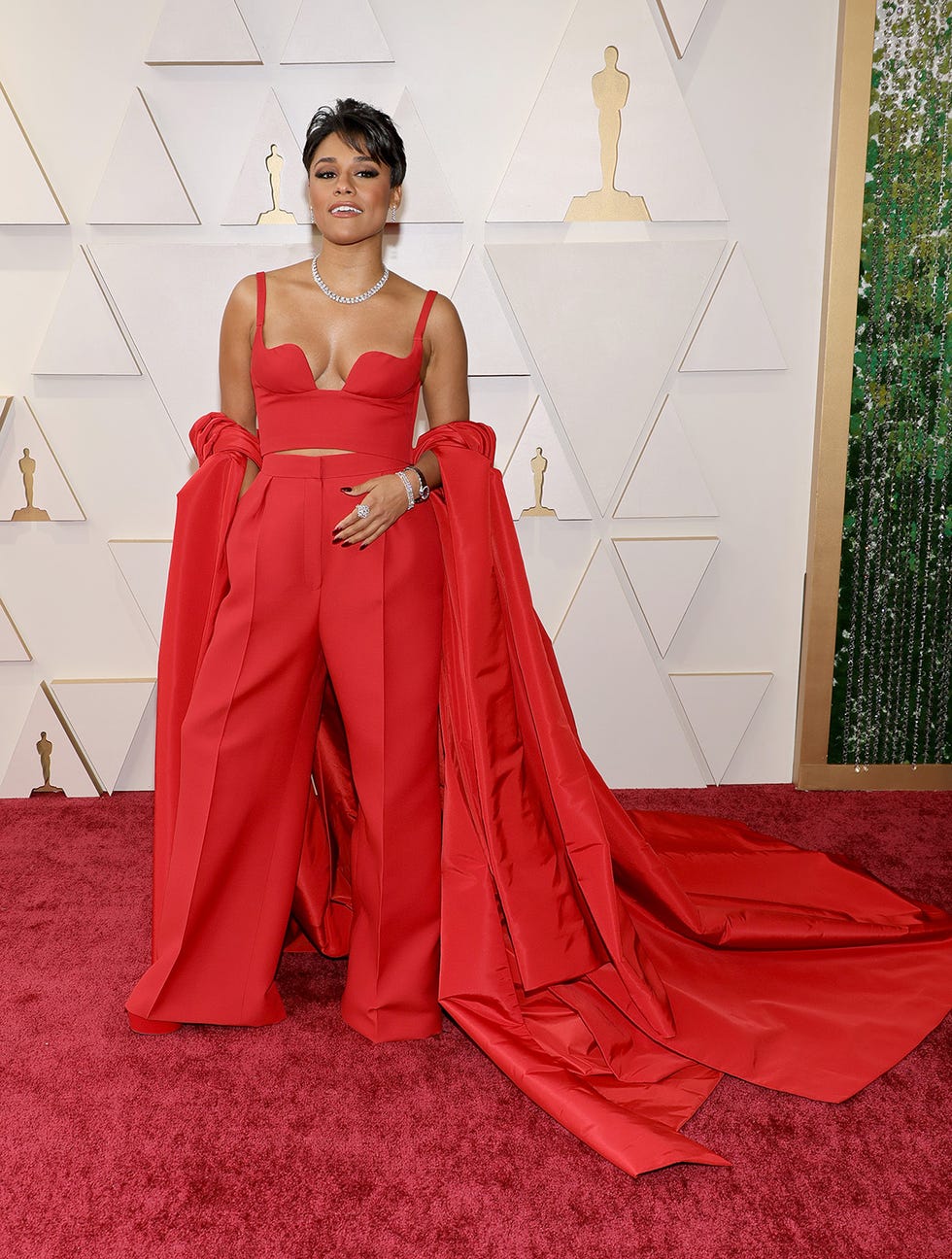 ariana debose en la alfombra roja de los oscar 2022