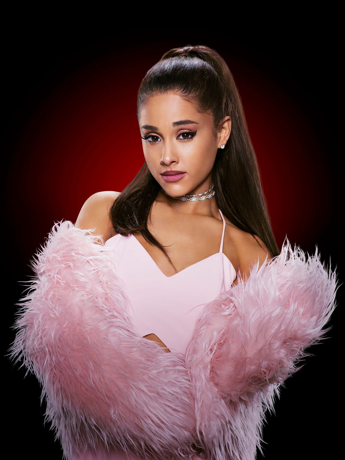 Ariana Grande ha una sosia davvero identica che fa la fashion blogger