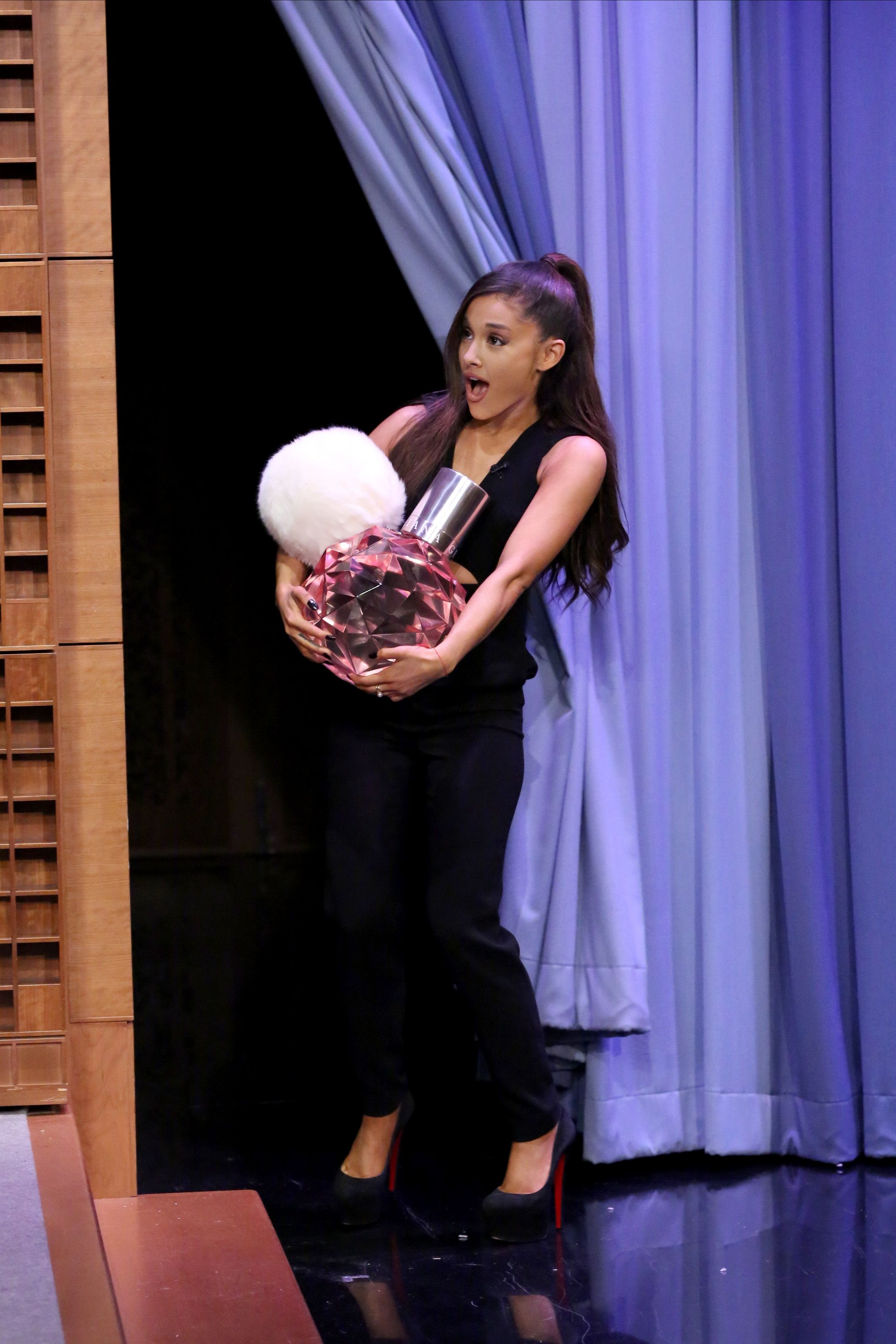 Ariana grande holding discount perfume