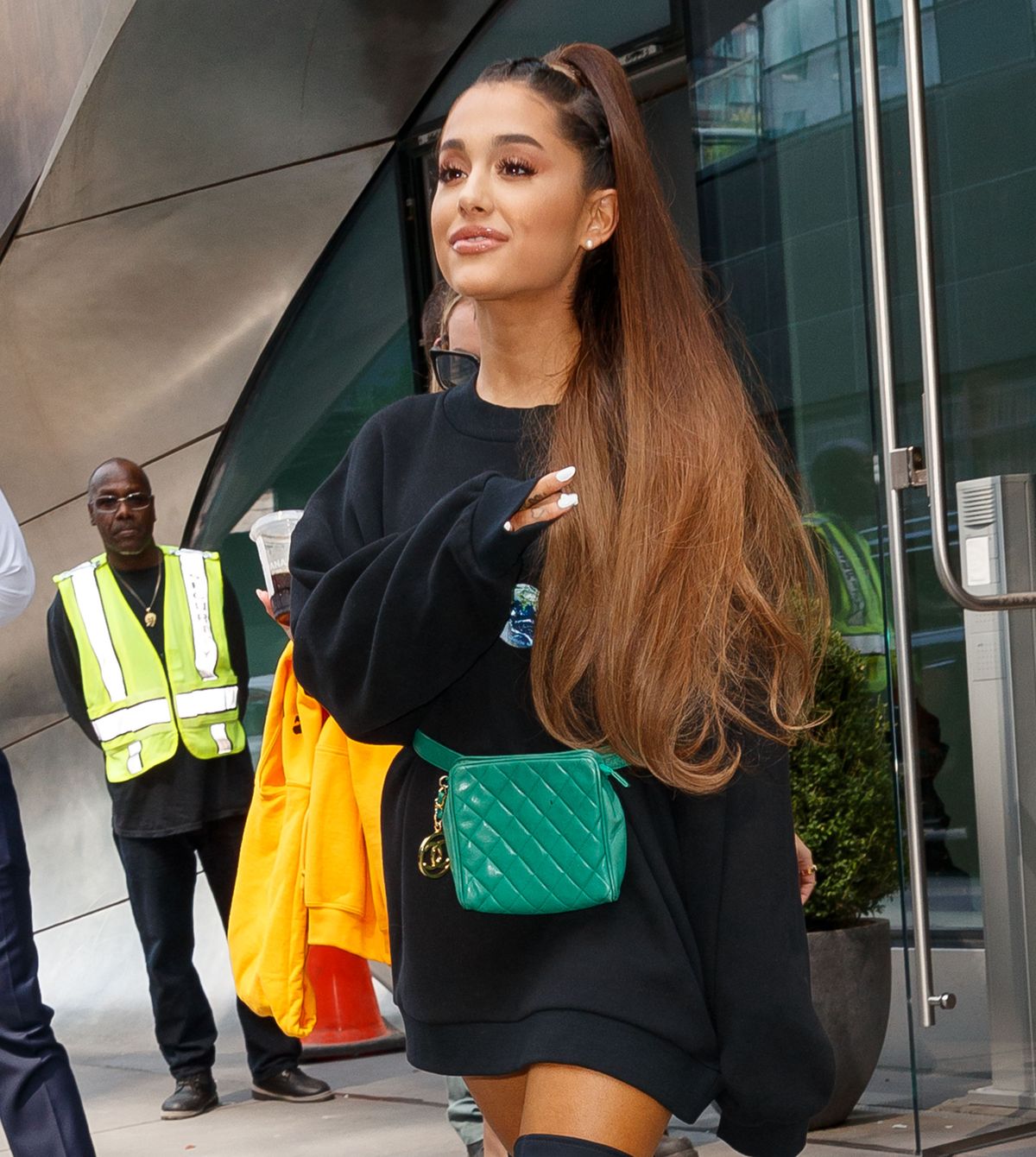 indgang Skygge chef Ariana Grande's Style Helped Searches for Oversized Hoodies Increase 130%