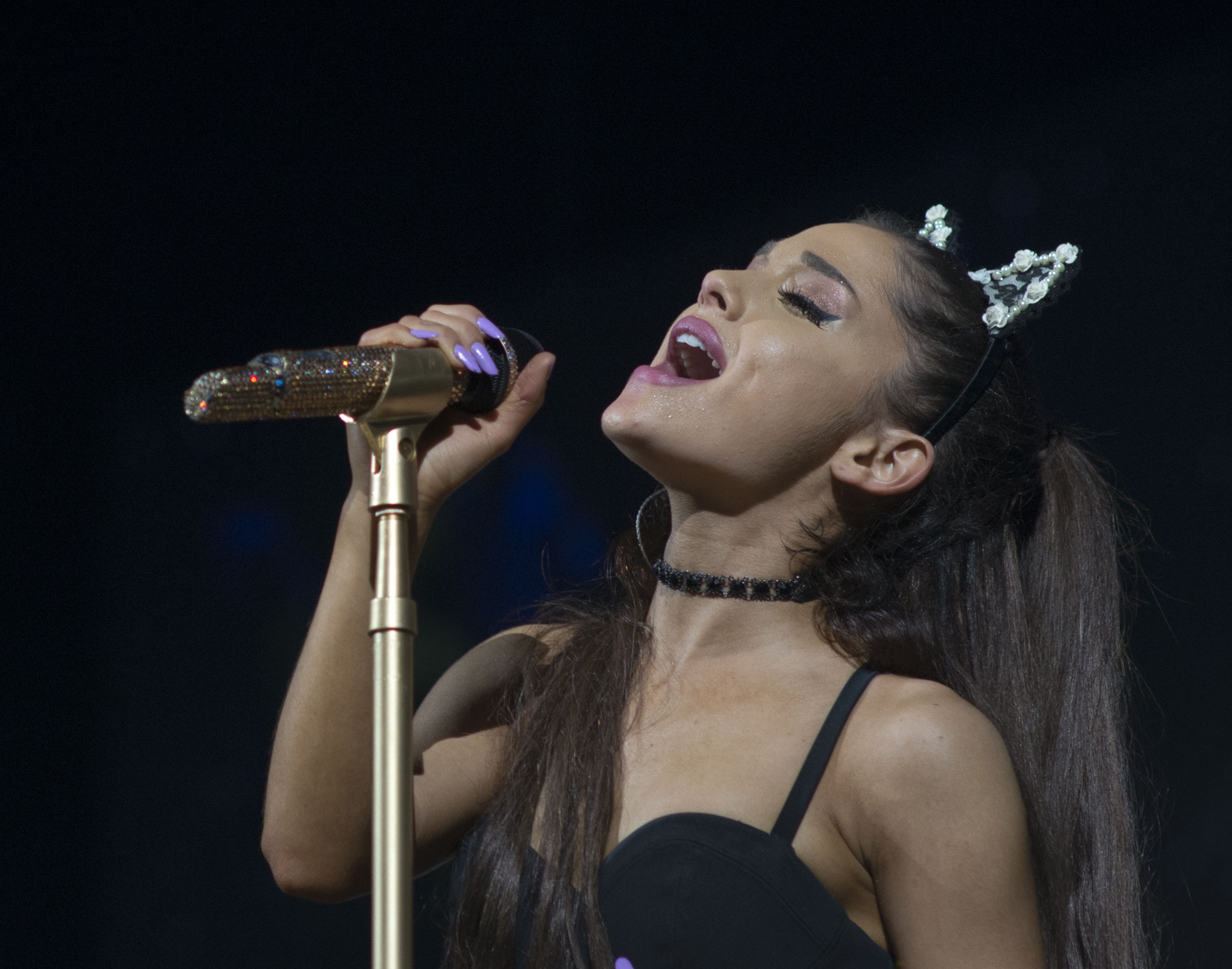 Ariana Grande's Funniest Concert Moments - Ariana Grande's Embarrassing  On-Stage Fails