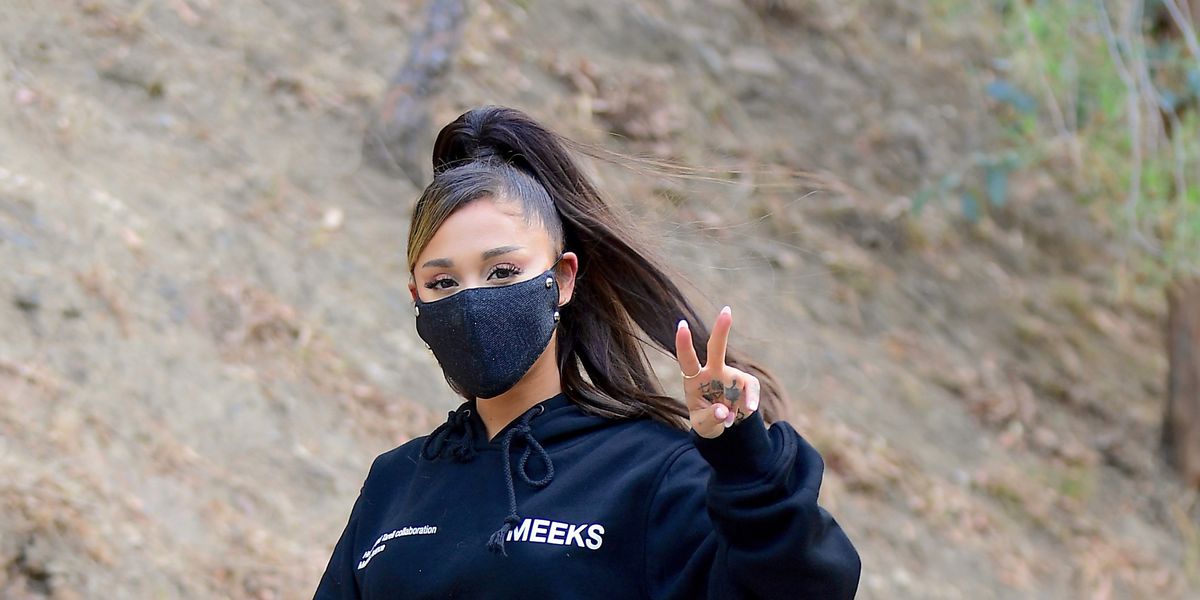 Har råd til Forord prøve Ariana Grande Wore Black Sweats to Go on Quarantine Hike