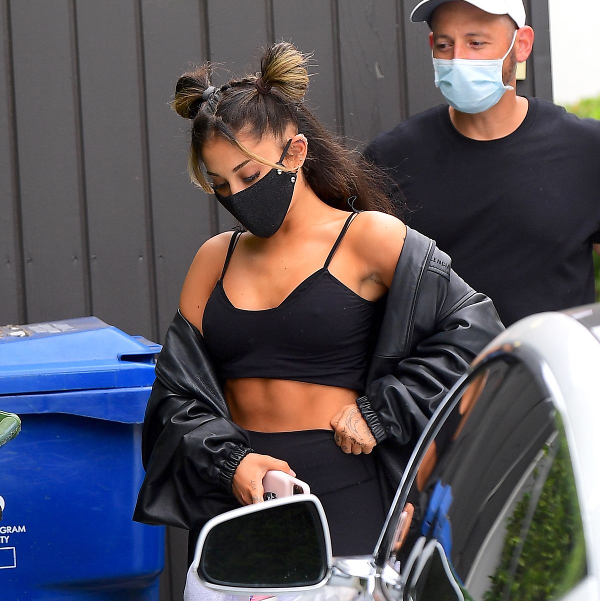 1200px x 1202px - Ariana Grande Shows Off Abs While Leaving L.A. Gym