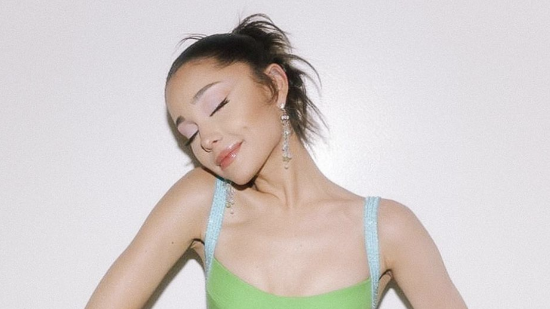 Look Alike Ariana Grande Porn Captions - Ariana Grande Flashes Her Toned Arms And Abs In A New IG Photo
