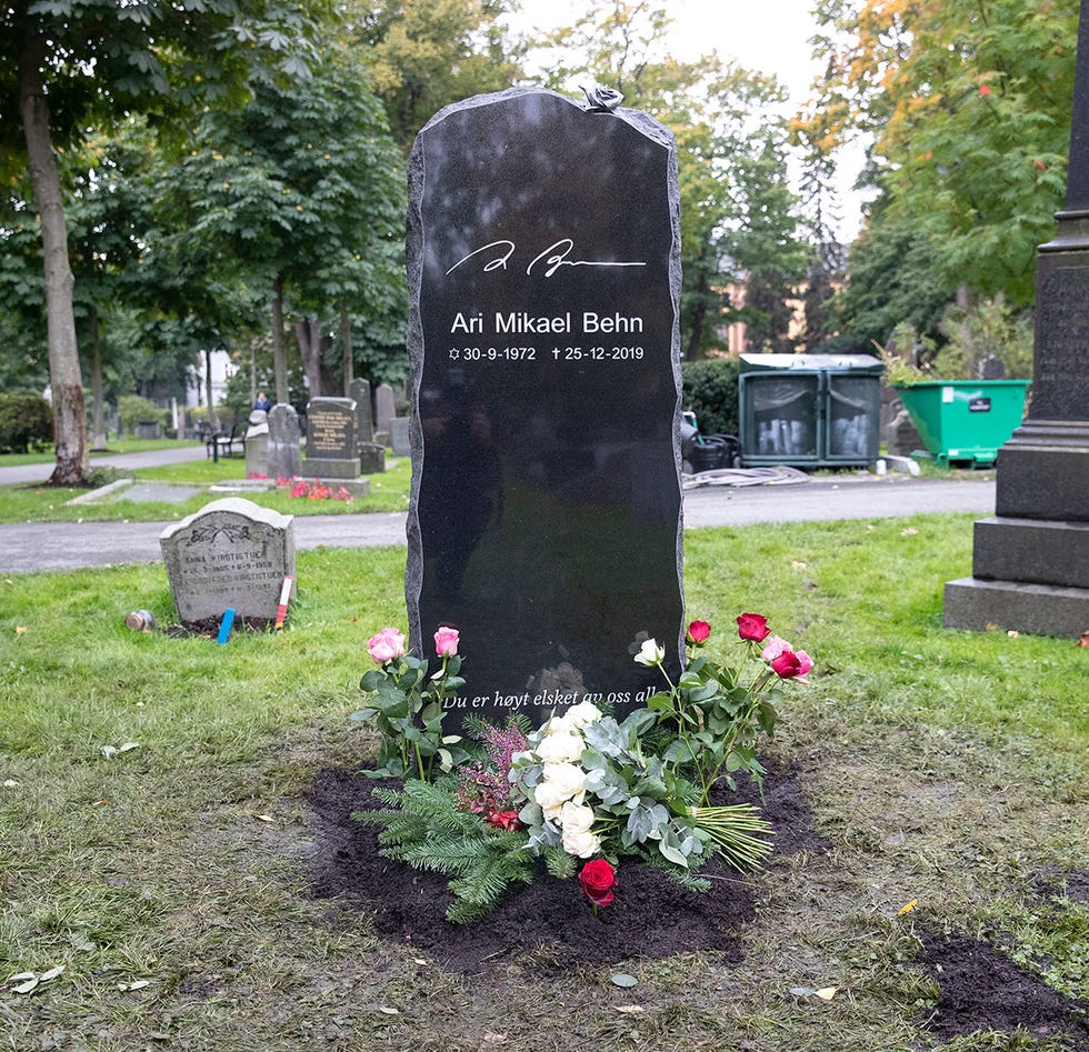 imagen de la tumba de ari behn en un cementerio de oslo que ha recibido sepultura nueve meses después de su muerte