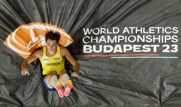 armand duplantis cae en la lona durante la final de pértiga