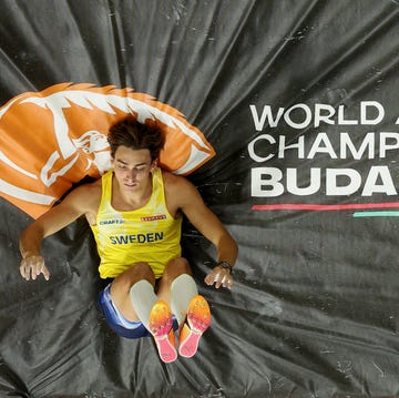 Armand Duplantis cae en la lona durante la final de pértiga armand duplantis cae en la lona durante la final de pértiga