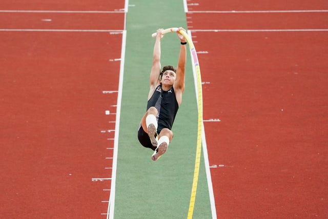 el sueco armand duplantis dobla la pértiga durante uno de los saltos en el mitin de karlstad