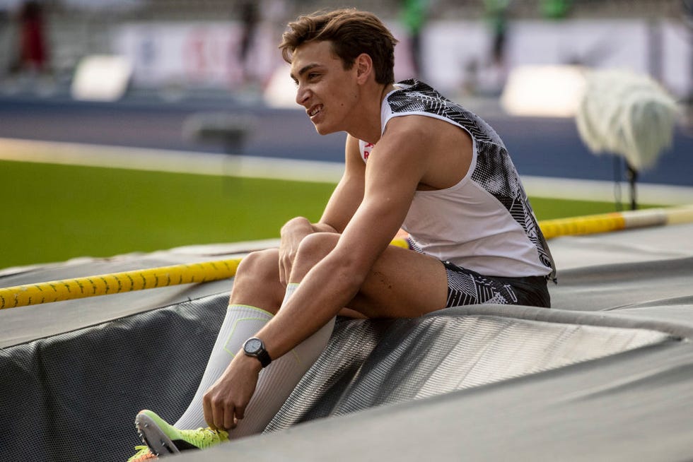 mondo duplantis se desata la zapatilla sentado en la colchoneta de pértiga tras un salto fallido en el istaf de berlín