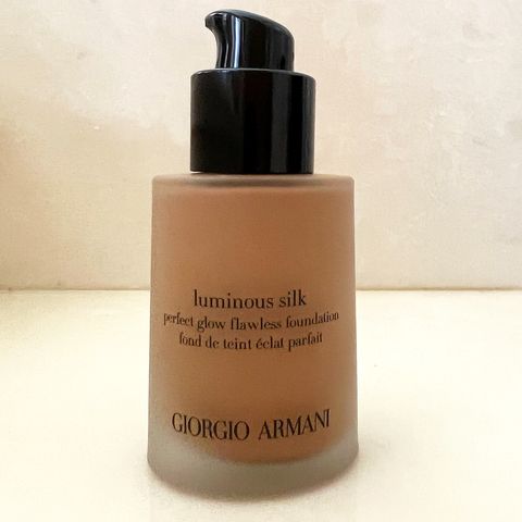 bottle of giorgio armani luminous silk foundation