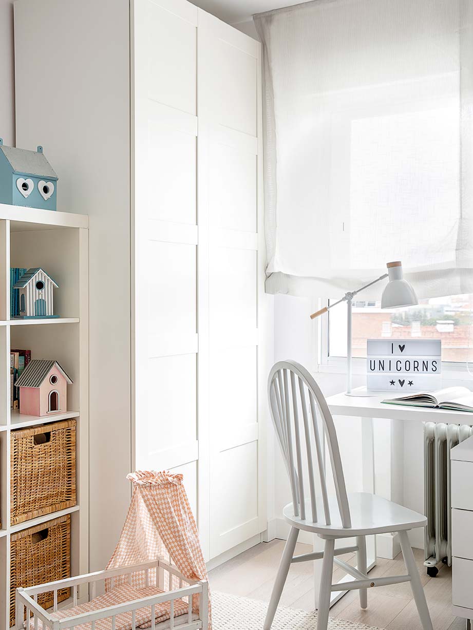 Dormitorio infantil: Armario blanco