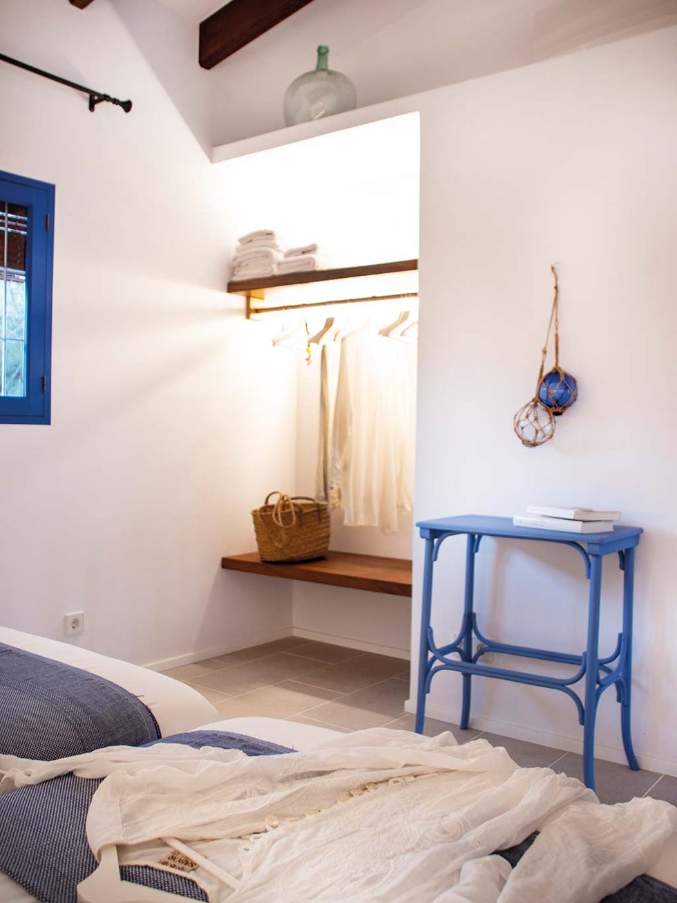 casa de vacaciones en formentera dormitorio azul y blanco