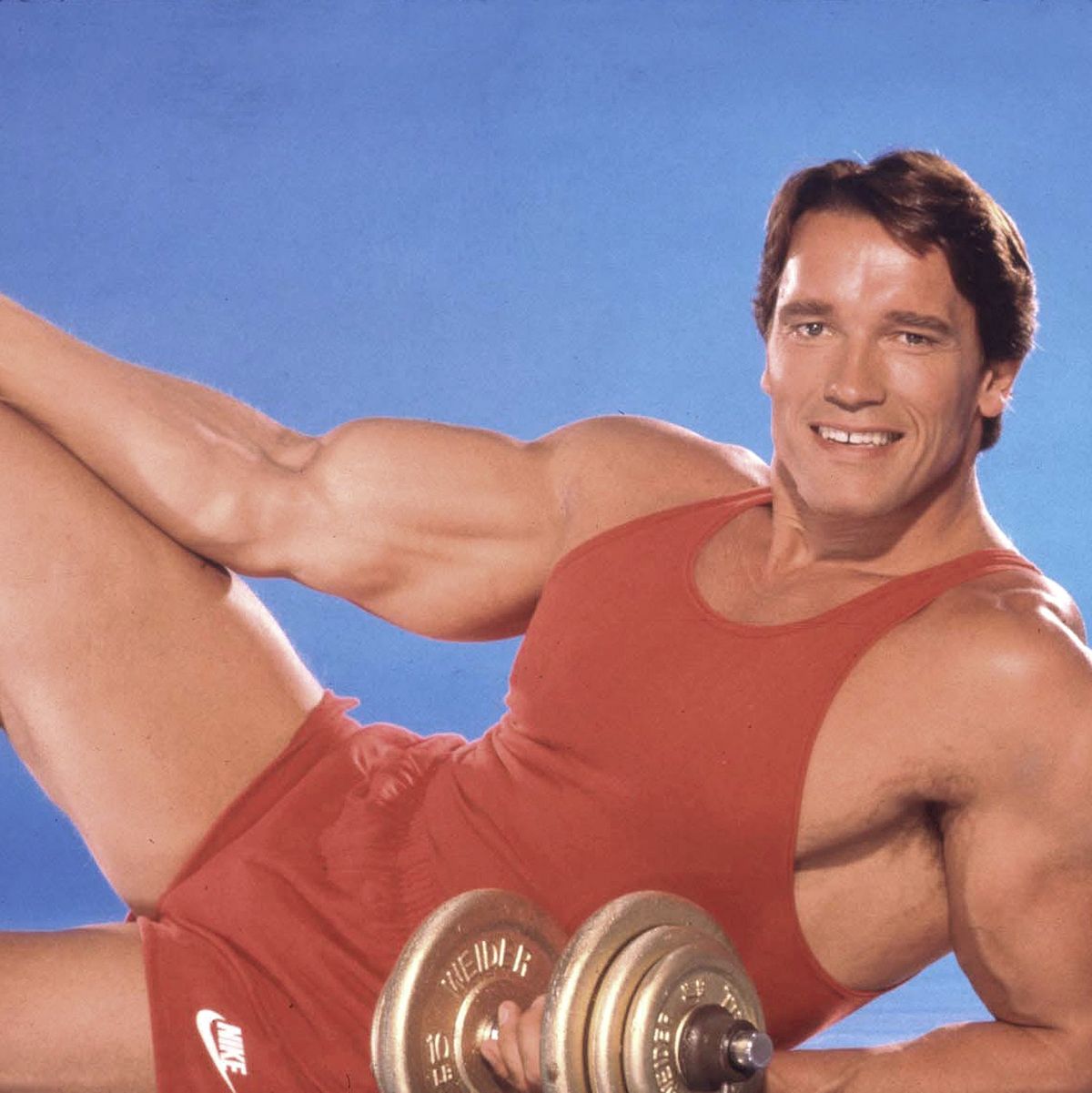 La rutina de ejercicios retro dentro de casa de Schwarzenegger
