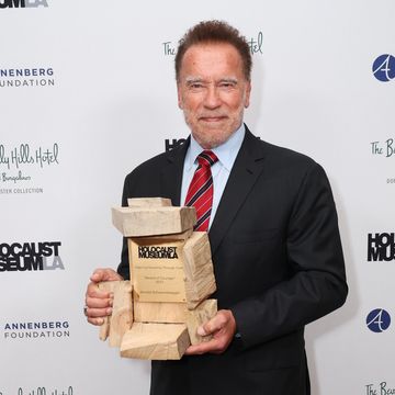 holocaust museum la honors arnold schwarzenegger with first award of courage