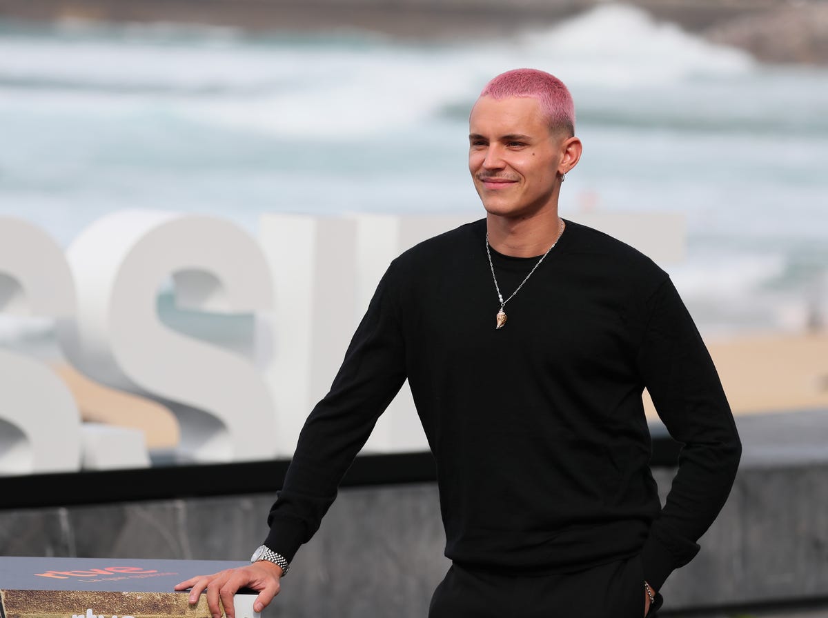 Arón Piper se pasa al pelo rosa en el Festival de San Sebastián