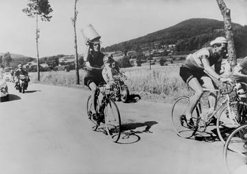 le coureur cycliste italien arrigo padovan cherchant à se protéger du soleil en se couvrant dun seau sur le tour de france en 1957 en france photo by keystone francegamma rapho via getty images