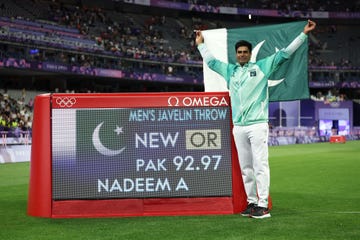 arshad nadeem uit pakistan met de vlag van zijn land na zijn olympisch record