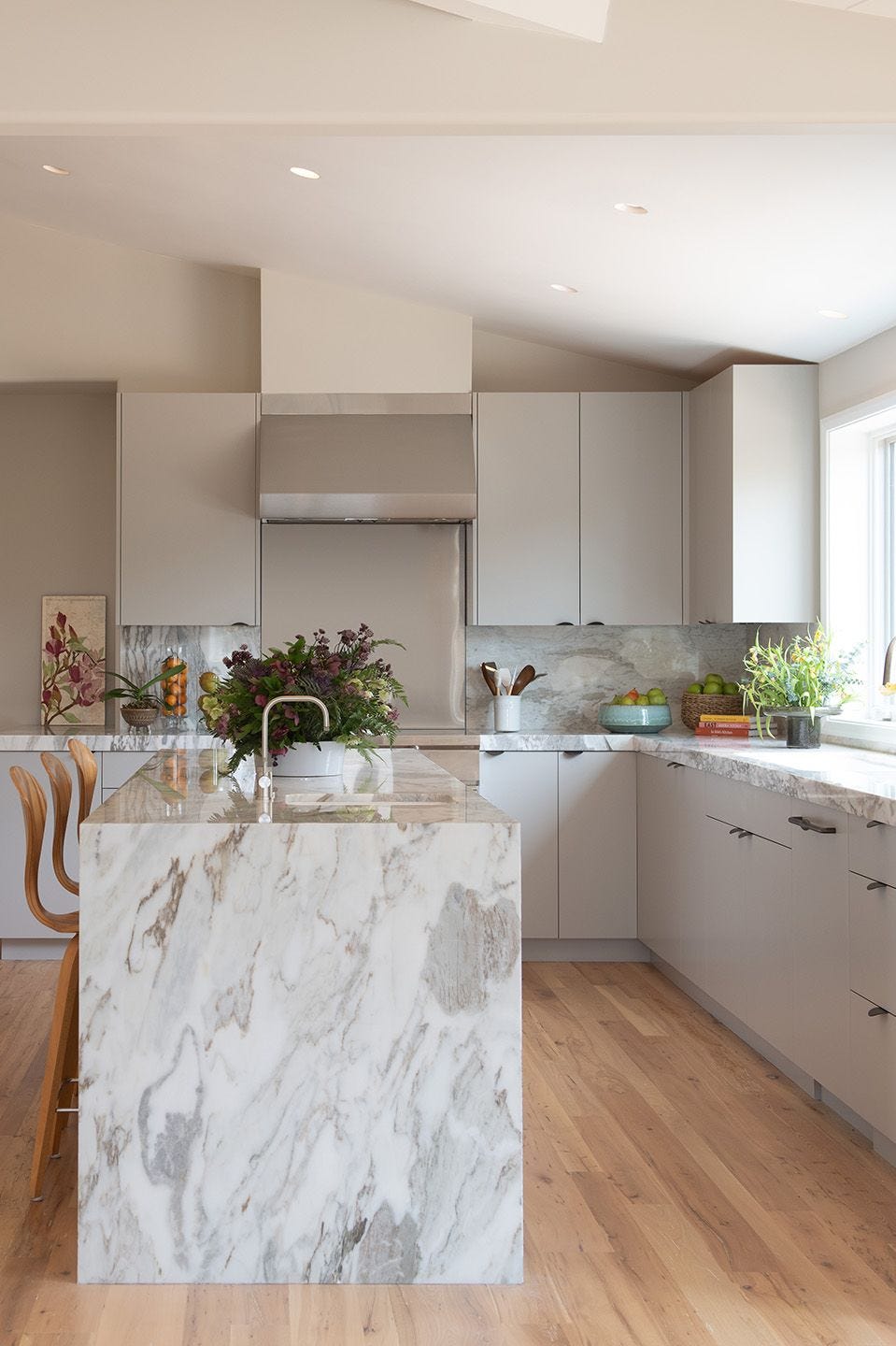 cocina moderna con isla de mármol y suelo de madera