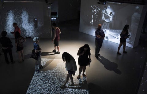 WASHINGTON DCNaast het Smithsonian Institution heeft ook de rest van de Amerikaanse hoofdstad veel te bieden op het gebied van kunst en cultuur In het Artechouse worden fotos met behulp van interactieve digitale technologie op speelse wijze tot leven gebracht En met zijn circa negentig theaters waaronder vijf die zich speciaal op een jong publiek richten weet het District of Columbia bezoekers elke avond te vermaken met imposante verhalen van de tragedies van Shakespeare tot Spaanstalig toneel