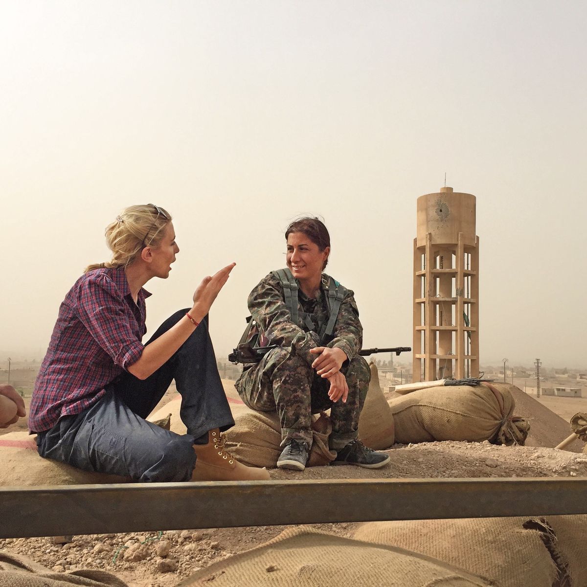 clarissa ward with a kurdish female fighter in north eastern syria in 2015