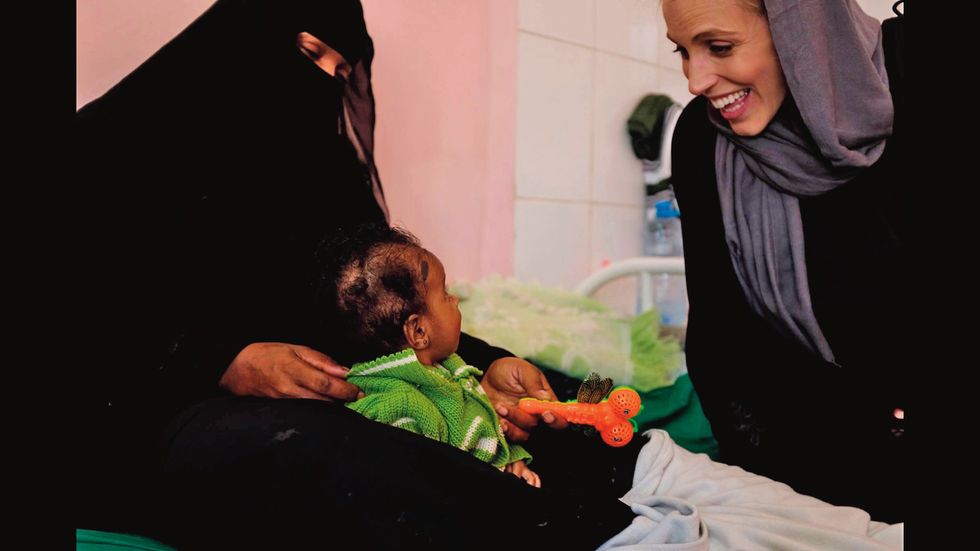 clarissa ward visiting a malnourished child in aden, yemen, november 2017﻿