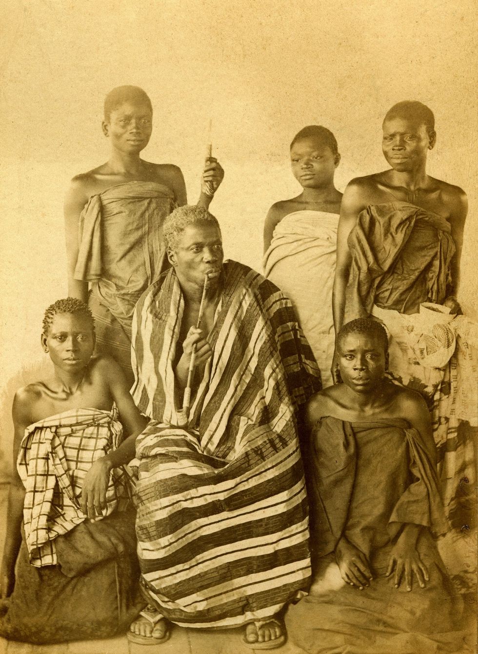 Behanzin de laatste koning van Dahomey met zijn familieleden in 1894 Zijn voorganger had ingestemd met de aanwijzing van de stad Cotonou tot Frans protectoraat maar Behanzin was een felle tegenstander van de kolonisatie en deed een noodlottige laatste poging om een eind te maken aan de Europese bemoeienis