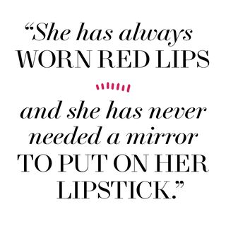 elle a toujours porté des lèvres rouges et elle n'a jamais eu besoin d'un miroir pour mettre son rouge à lèvres