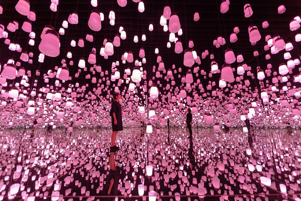arte digital museo luces lamparas rosas tokio