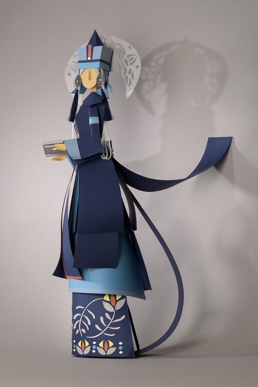 mujer japonesa hecha de papel con vestido azul de mila garcia