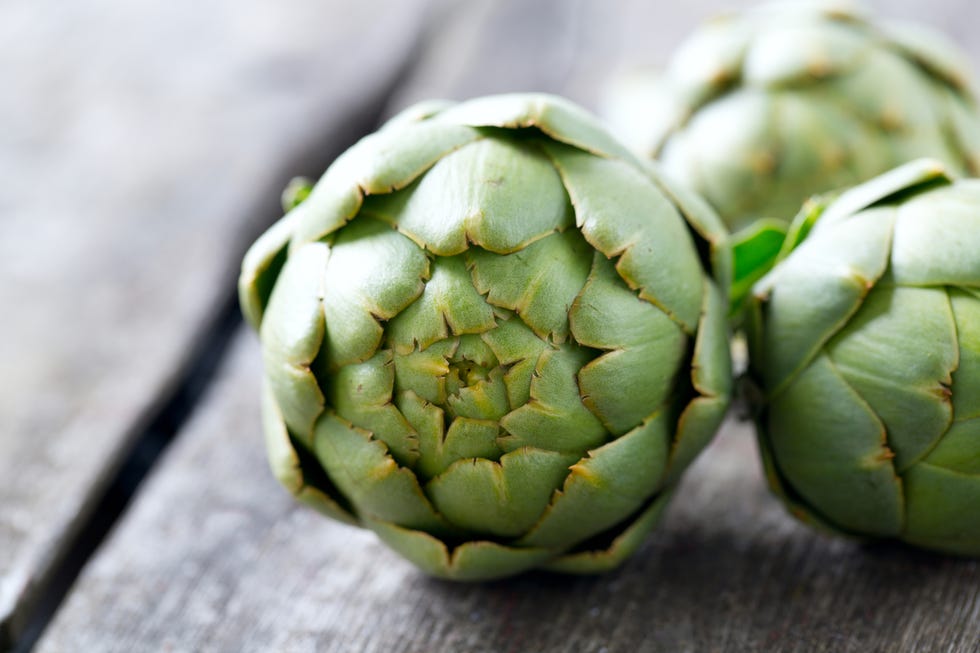 https://hips.hearstapps.com/hmg-prod/images/artichokes-on-wooden-surface-royalty-free-image-493238622-1543264100.jpg?crop=0.668xw:1.00xh;0.252xw,0&resize=980:*