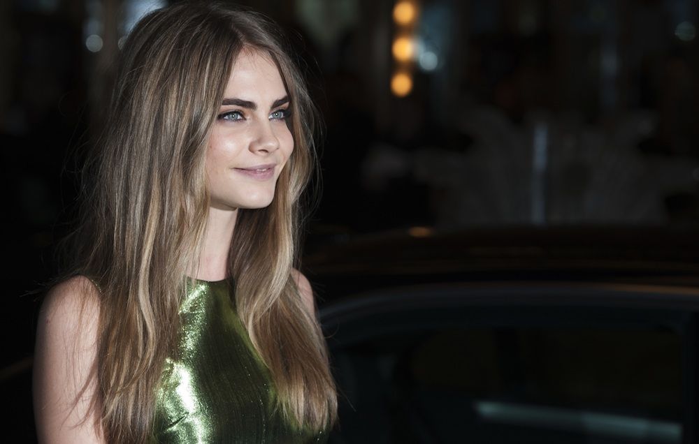 cara delevigne with full eyebrows