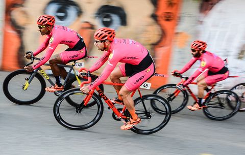 cyclists in pink kit at the red hook crit milano 2015