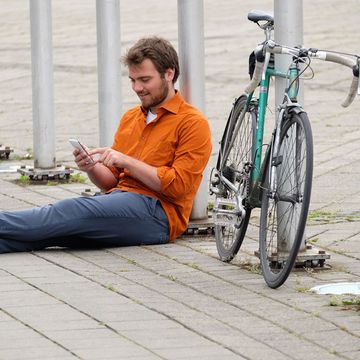 cyclist_texting