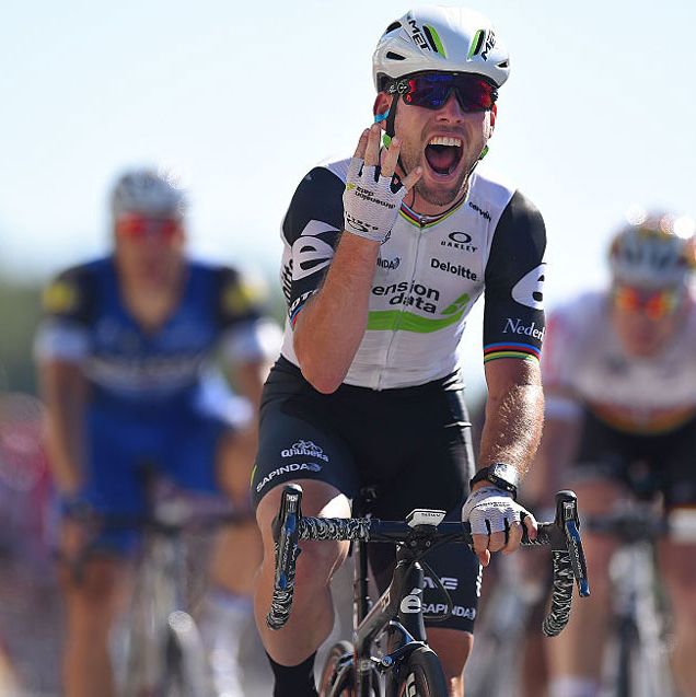 cavendish holds up four fingers for his fourth stage win