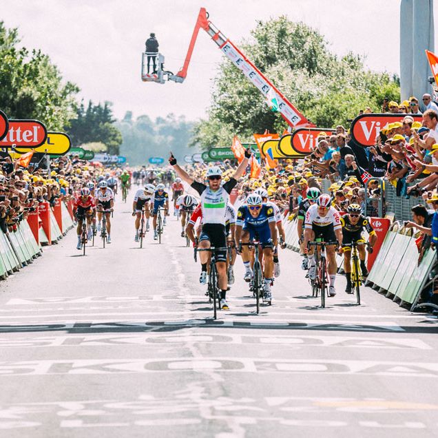 Cavendish wins stage 1