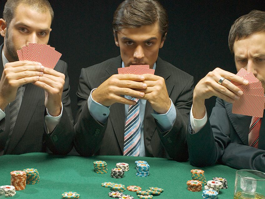 Игры в карты на 4 человек. Покер. Игроки за покерным столом. Покер за столом. Люди играющие в карты.