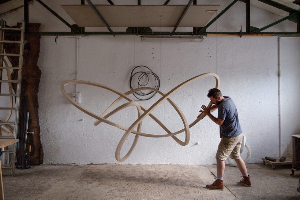 el escultor josé cháfer moldeando madera en su taller