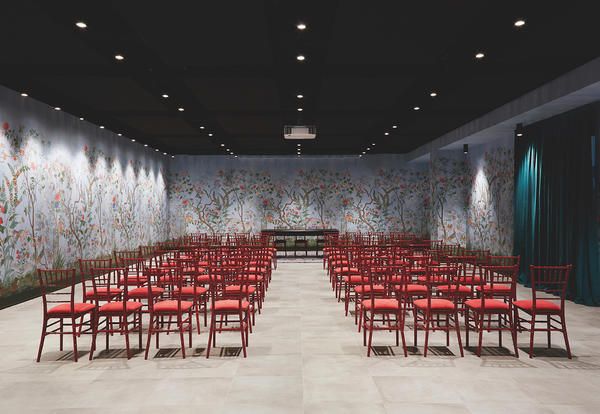 Function hall, Red, Building, Room, Interior design, Chair, Conference hall, Auditorium, Architecture, Ceiling, 