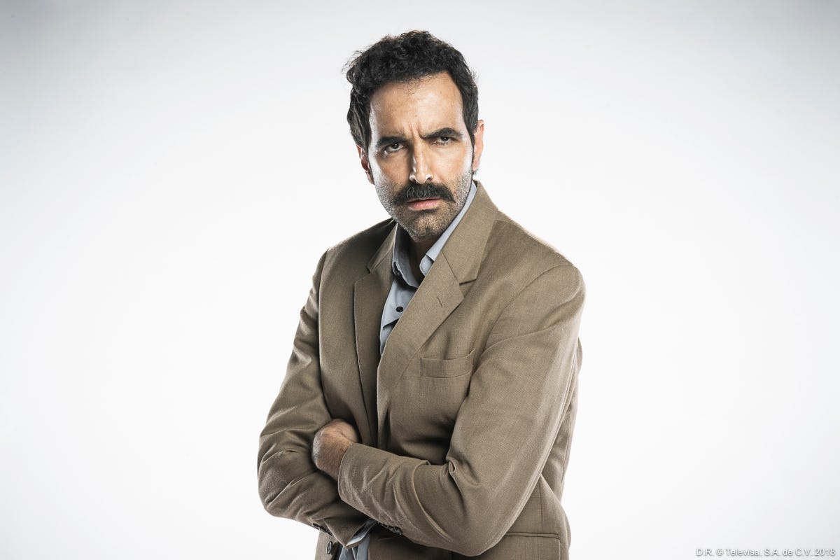 Facial hair, Chin, Beard, Suit, Moustache, Yellow, Human, Outerwear, Photography, White-collar worker, 