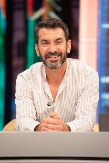 el presentador en el plató del programa de pablo motos