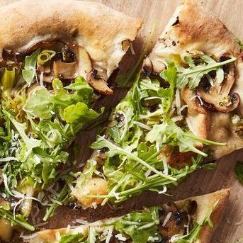 mushroom and arugula pizza