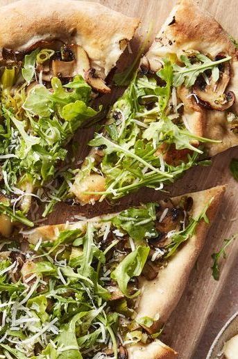 mushroom and arugula pizza