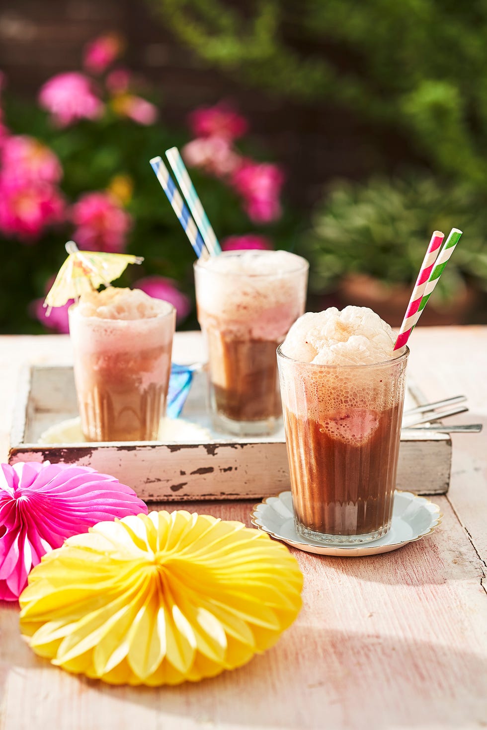 Drink, Drinking straw, Tableware, Peach, Non-alcoholic beverage, Verrine, Drinkware, Garnish, Recipe, Milkshake, 