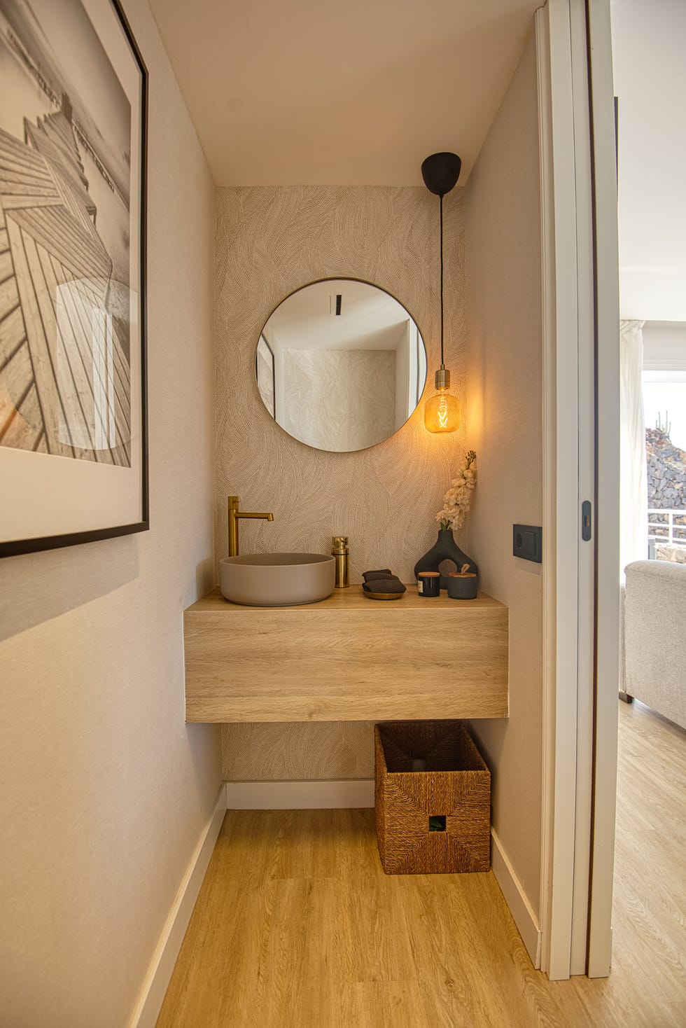 aseo con mueble de madera volado y lavabo exento